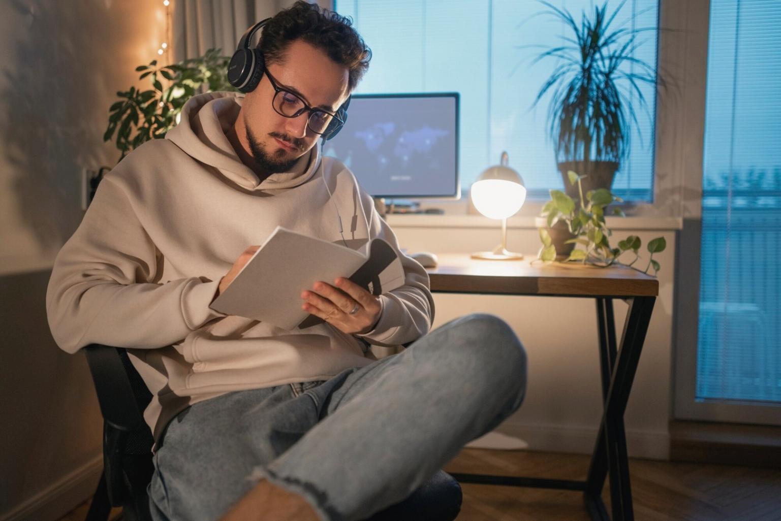 Finanzanalyst arbeitet mit komplexen Datenmodellen